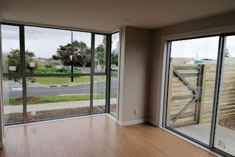 Photo of property in 1 Peat Way, Takanini, 2112
