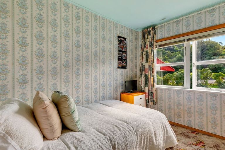 Photo of property in 84 Newlands Road, Newlands, Wellington, 6037