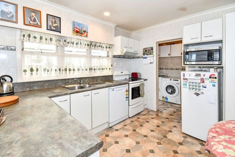 Photo of property in 28 Lynmore Drive, Hillpark, Auckland, 2102