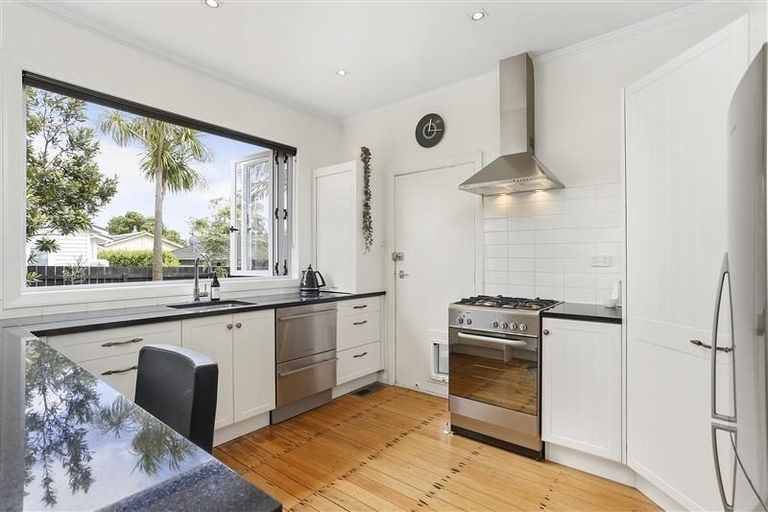 Photo of property in 15 Alberta Street, Point Chevalier, Auckland, 1022