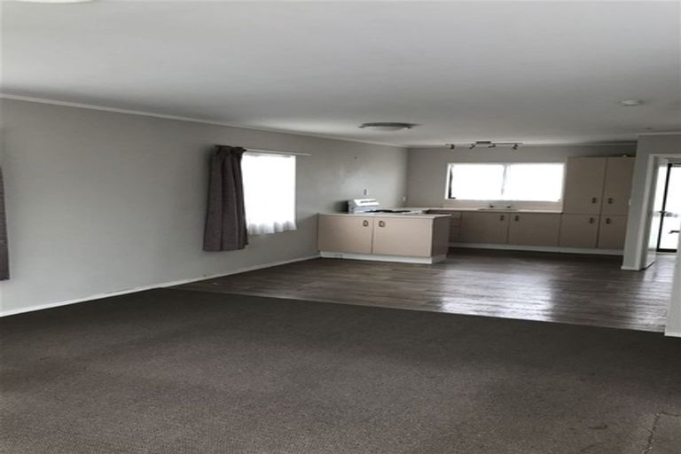 Photo of property in 4 Dungarvon Place, Clendon Park, Auckland, 2103