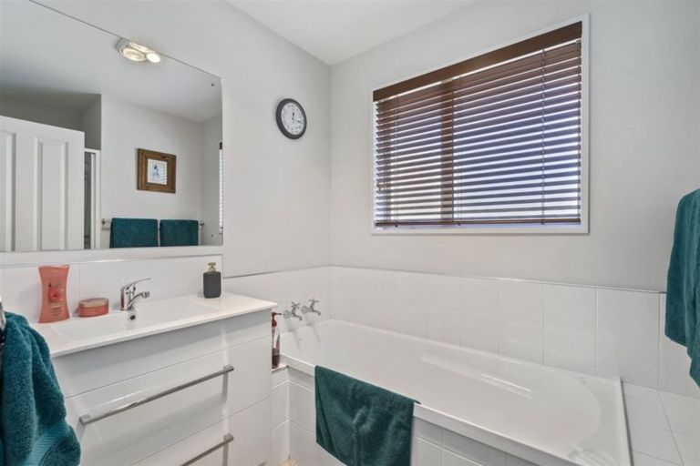 Photo of property in 32 Bella Rosa Drive, Hei Hei, Christchurch, 8042