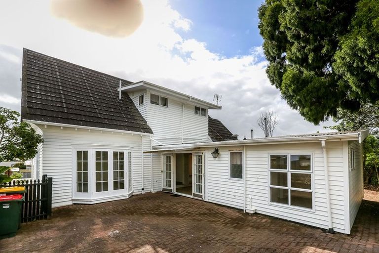 Photo of property in 12 Kitchener Terrace, Moturoa, New Plymouth, 4310