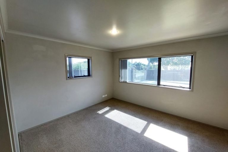 Photo of property in 5 Alwyn Avenue, Te Atatu South, Auckland, 0610