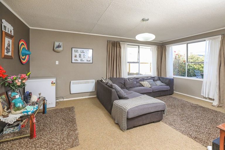 Photo of property in 12 Burrows Place, Frankton, Hamilton, 3204