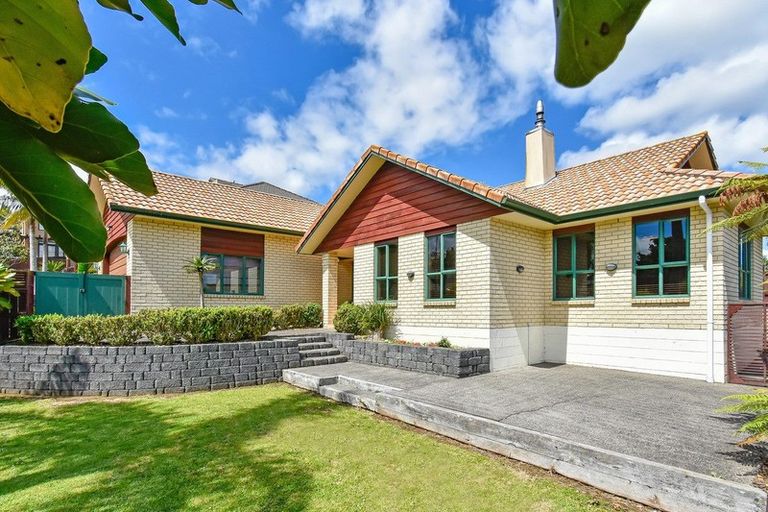 Photo of property in 70 Mt Lebanon Crescent, The Gardens, Auckland, 2105