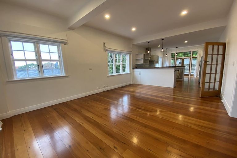 Photo of property in 7 Grove Road, Kelburn, Wellington, 6012