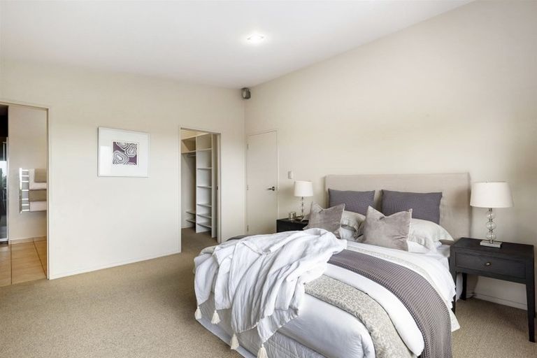 Photo of property in 2/71 Pupuke Road, Northcote, Auckland, 0627