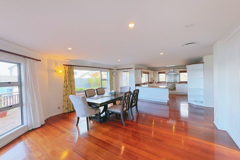 Photo of property in 40 Dress Circle, Newlands, Wellington, 6037