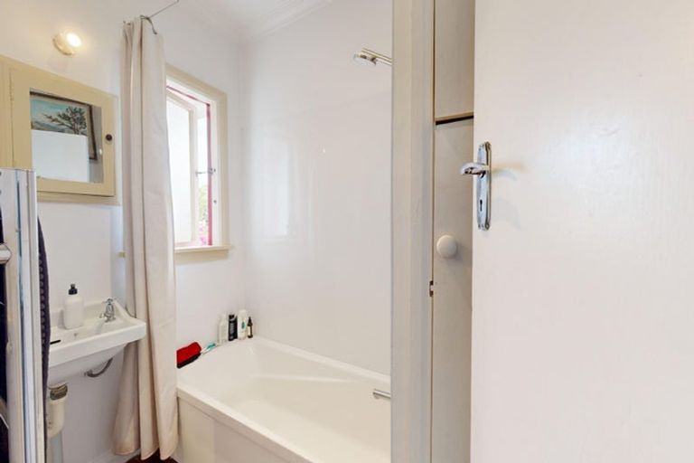 Photo of property in 22 Whaui Street, Vogeltown, Wellington, 6021