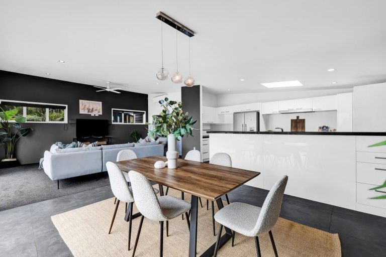 Photo of property in 14 Shearer Drive, Oakura, 4314