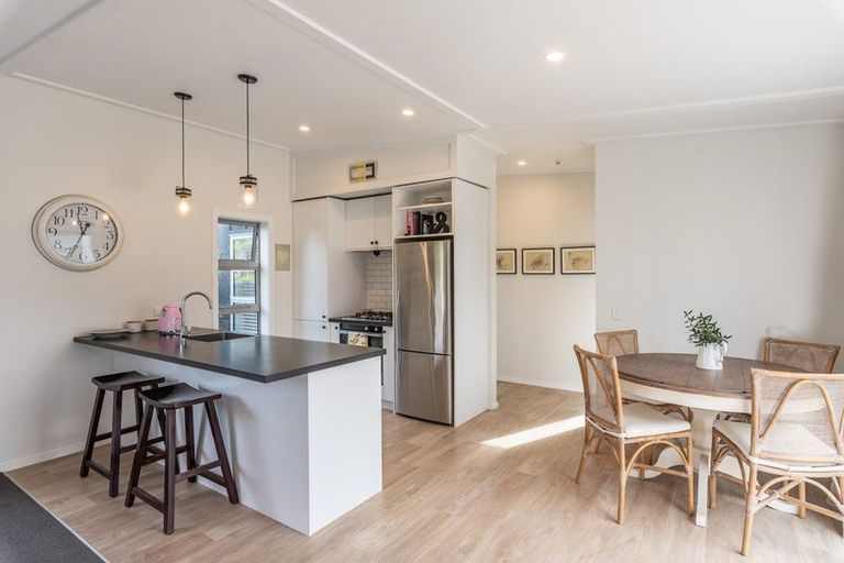 Photo of property in 6 Olliver Grove, Waikanae Beach, Waikanae, 5036