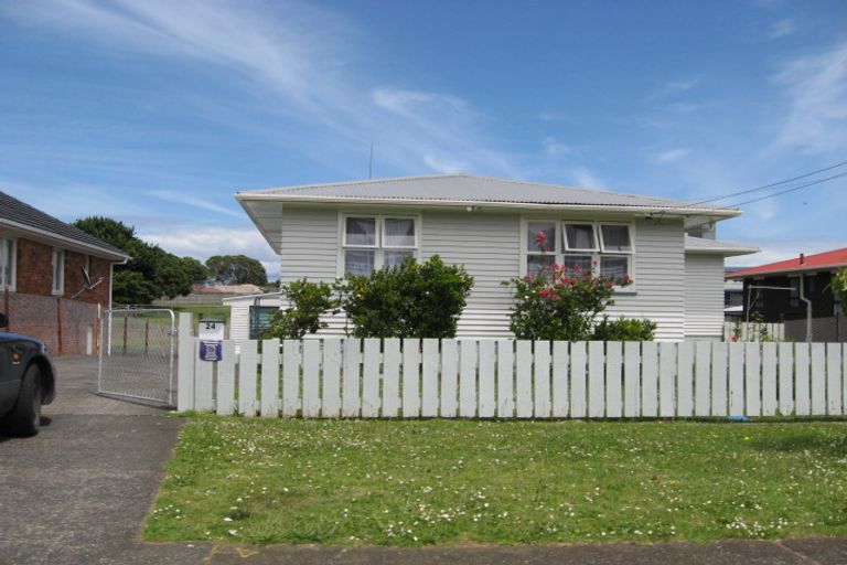 Photo of property in 24 Tarata Crescent, Mangere Bridge, Auckland, 2022