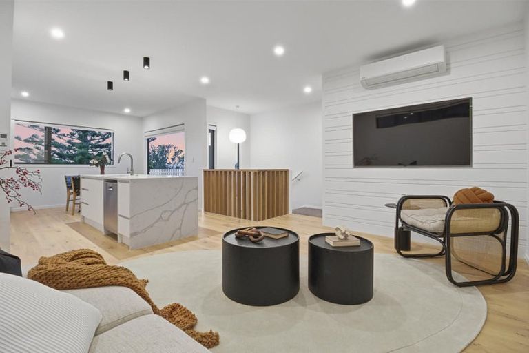 Photo of property in 85a Awaroa Road, Sunnyvale, Auckland, 0612