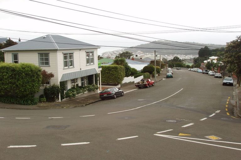 Photo of property in 2 Sugarloaf Road, Brooklyn, Wellington, 6021