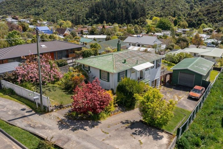 Photo of property in 82 Milton Terrace, Picton, 7220