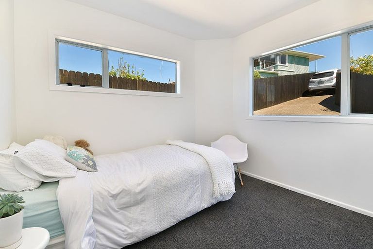 Photo of property in 2/9 Sunset Road, Totara Vale, Auckland, 0632