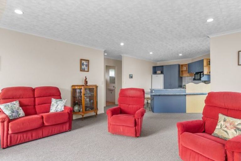 Photo of property in 12 Guildford Street, Levin, 5510