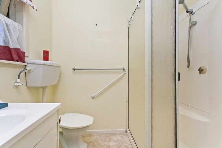 Photo of property in 2/13 Liston Street, Northcote, Auckland, 0627