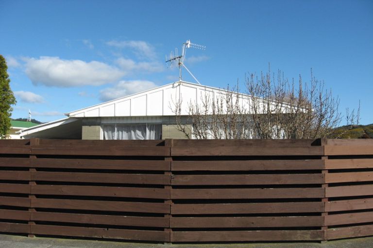 Photo of property in 2 Matthews Road, Wainuiomata, Lower Hutt, 5014