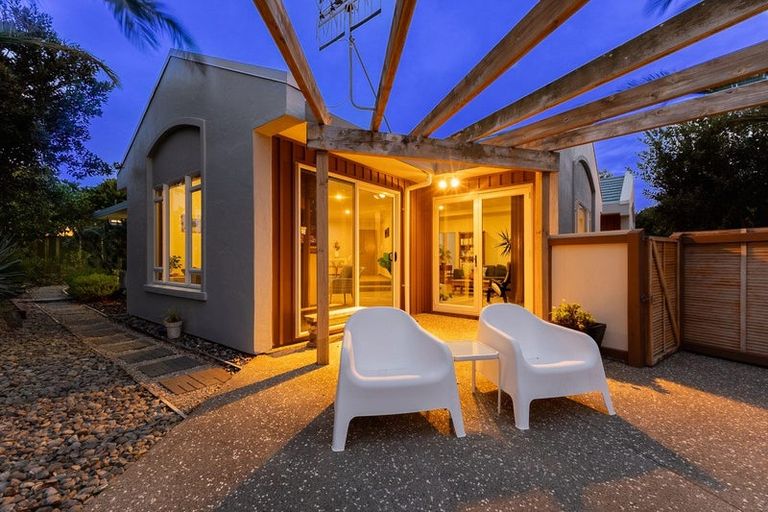 Photo of property in 43 Quadrant Heights, Paraparaumu, 5032