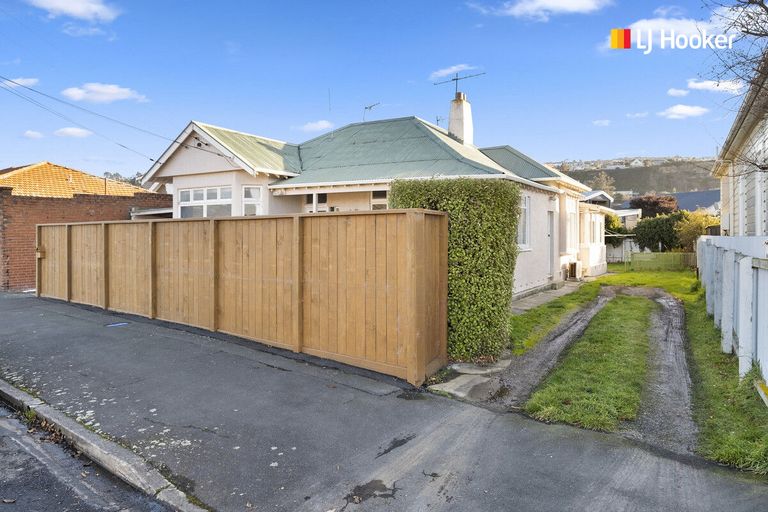 Photo of property in 74 Hargest Crescent, Saint Clair, Dunedin, 9012