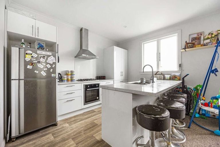 Photo of property in 100 Randwick Road, Moera, Lower Hutt, 5010