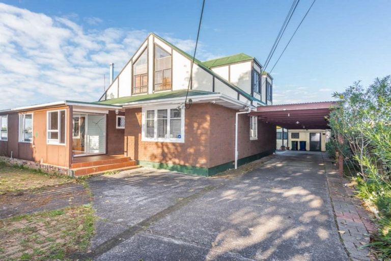 Property details for 20 Barrys Road, Glendene, Auckland, 0602