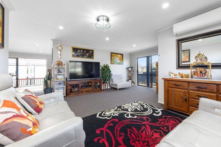 Photo of property in 121 Godley Road, Green Bay, Auckland, 0604