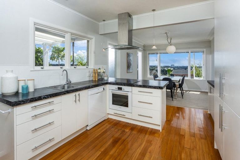 Photo of property in 1/73 Ocean View Road, Hillcrest, Auckland, 0627