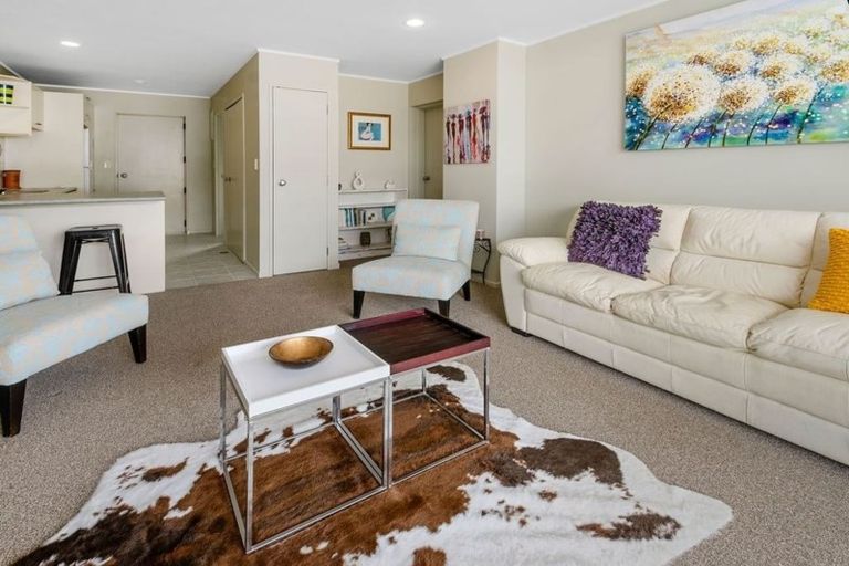 Photo of property in 2b/20 Ian Marwick Place, Birkenhead, Auckland, 0626