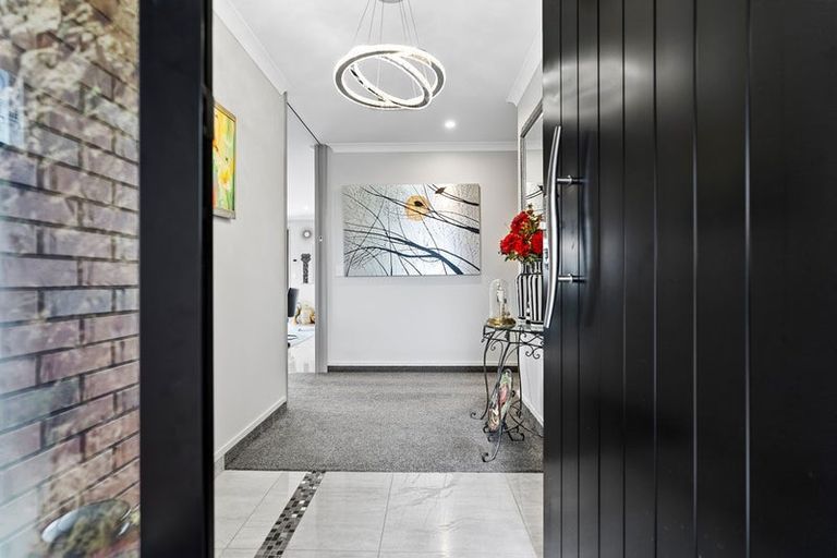 Photo of property in 18 Manurau Crescent, Merrilands, New Plymouth, 4312