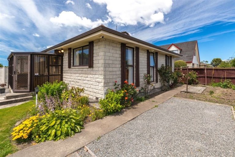 Photo of property in 1/208 Grimseys Road, Redwood, Christchurch, 8051