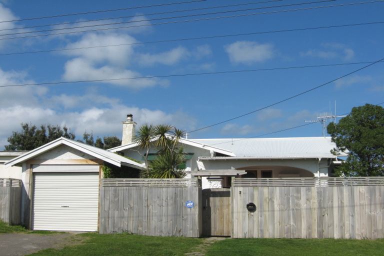 Photo of property in 3 Ashton Terrace, Castlecliff, Whanganui, 4501