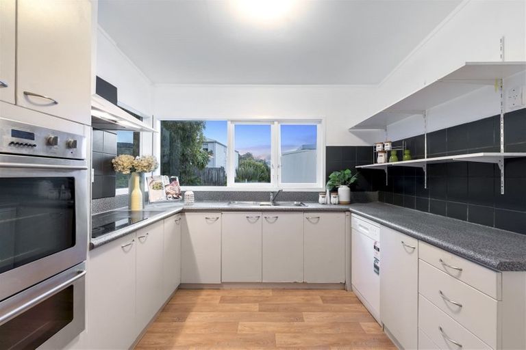 Photo of property in 40 Valley View Road, Glenfield, Auckland, 0629