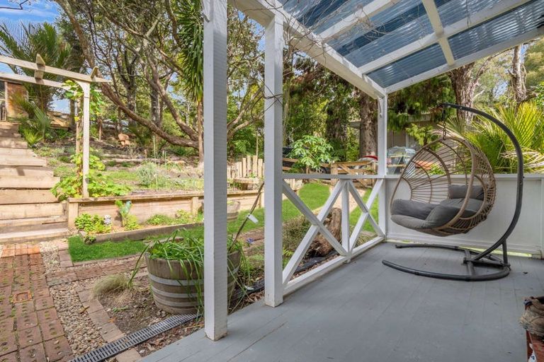 Photo of property in 43 Kauri Point Road, Laingholm, Auckland, 0604