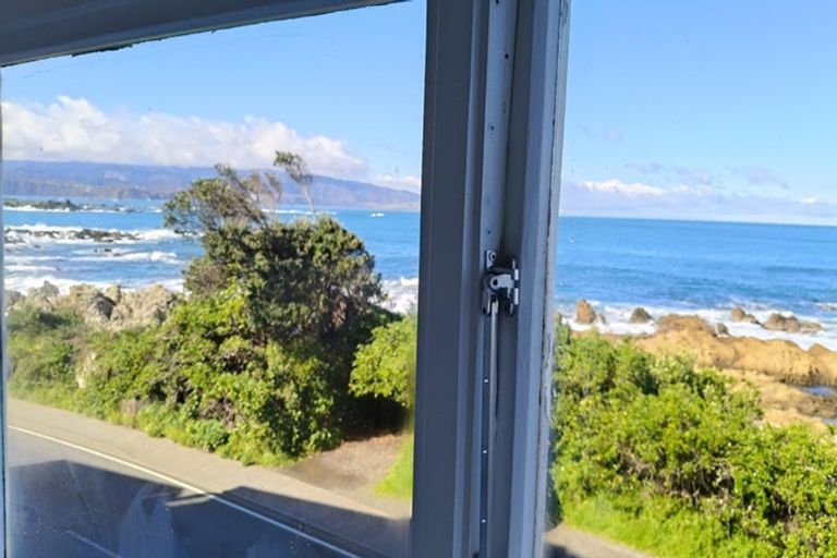 Photo of property in 156 The Esplanade, Houghton Bay, Wellington, 6023