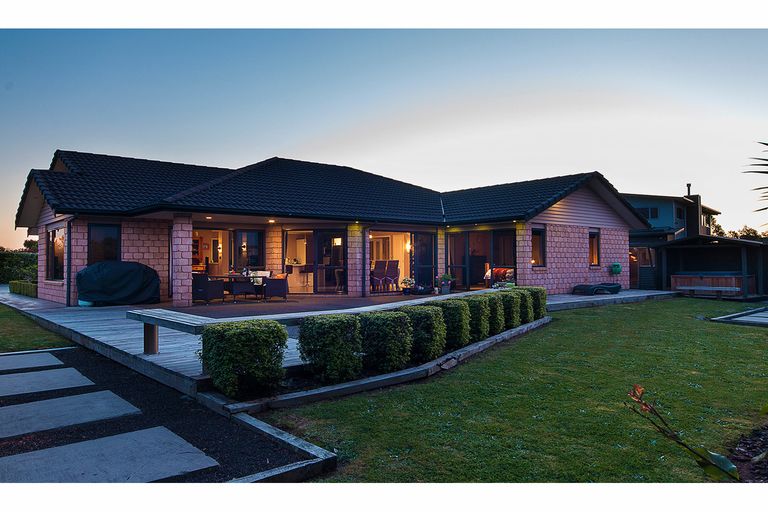 Photo of property in 4 Calderwood Close, Waiuku, 2123