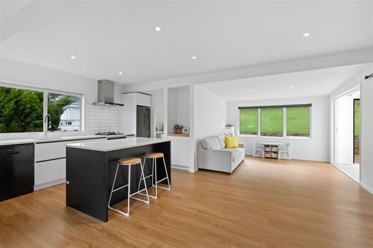 Photo of property in 16 William Hadlow Place, Hatfields Beach, Orewa, 0931