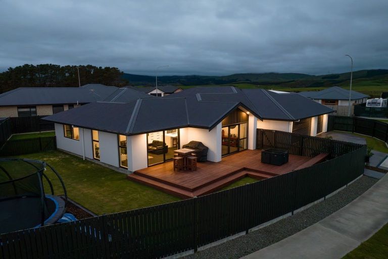 Photo of property in 2 Corsica Court, Fitzherbert, Palmerston North, 4410