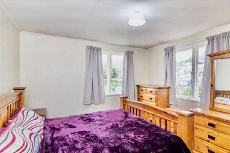 Photo of property in 1 Wakefield Terrace, Tawa, Wellington, 5028