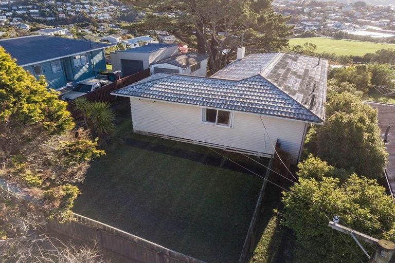 Photo of property in 18 Link Road, Newlands, Wellington, 6037