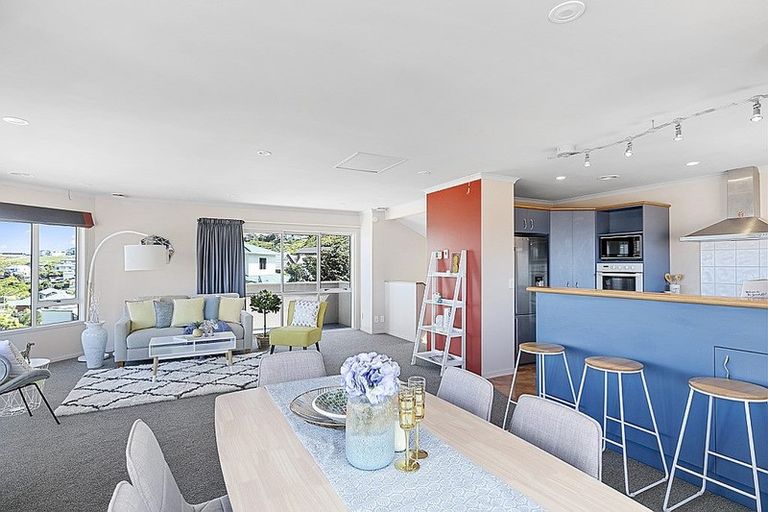 Photo of property in 5 Tamworth Crescent, Newlands, Wellington, 6037