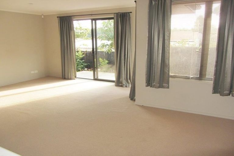 Photo of property in 2 Rapaki Place, Te Atatu Peninsula, Auckland, 0610