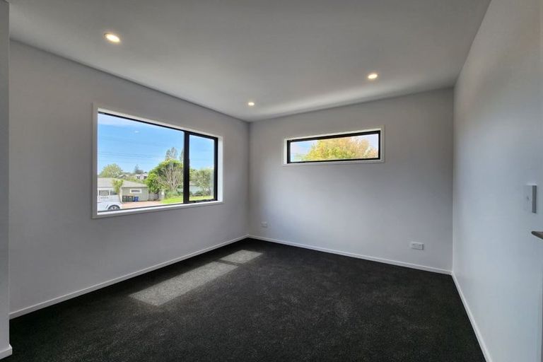 Photo of property in 1/47 Awaroa Road, Sunnyvale, Auckland, 0612