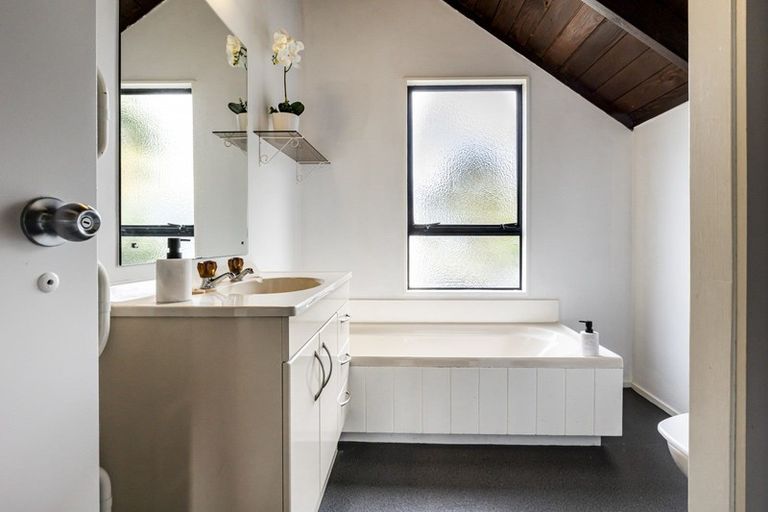 Photo of property in 2/66a Birkdale Road, Birkdale, Auckland, 0626