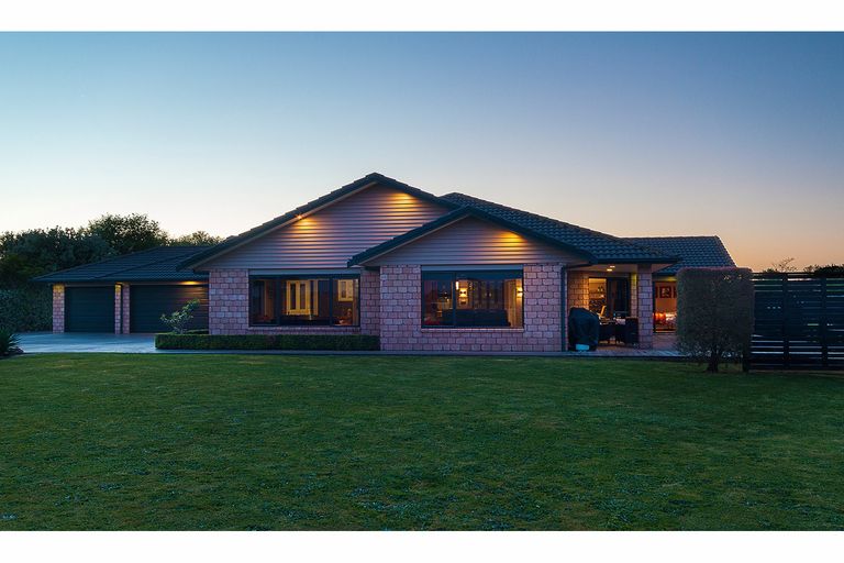 Photo of property in 4 Calderwood Close, Waiuku, 2123