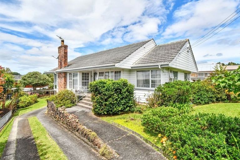 Photo of property in 28 Lynmore Drive, Hillpark, Auckland, 2102