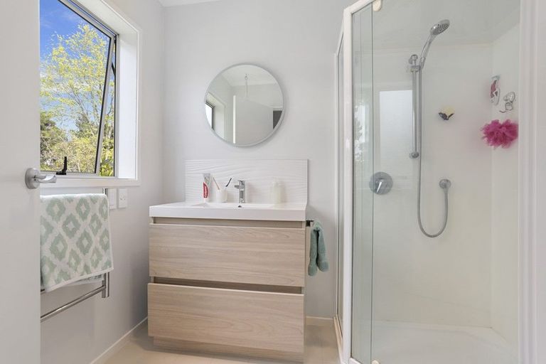 Photo of property in 46 Lagoon Way, West Harbour, Auckland, 0618