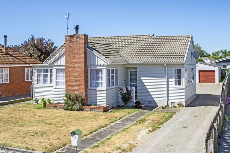 Photo of property in 11 Mcgregor Crescent, Masterton, 5810